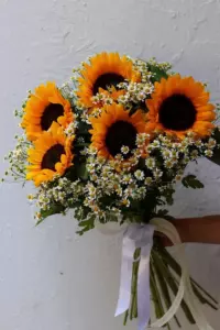 Photo of bouquet "Bouquet Of 26 Chamomiles And 5 Sunflowers “Golden Reverie” Ayia Napa" — Flower delivery in Ayia Napa, photo 1 of 1