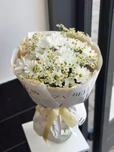Photo of bouquet "Bouquet Daisies 15 Chamomile 19 Paper Wrapping “Sunlit Reverie” Ayia Napa" — Flower delivery in Ayia Napa, photo 1 of 1