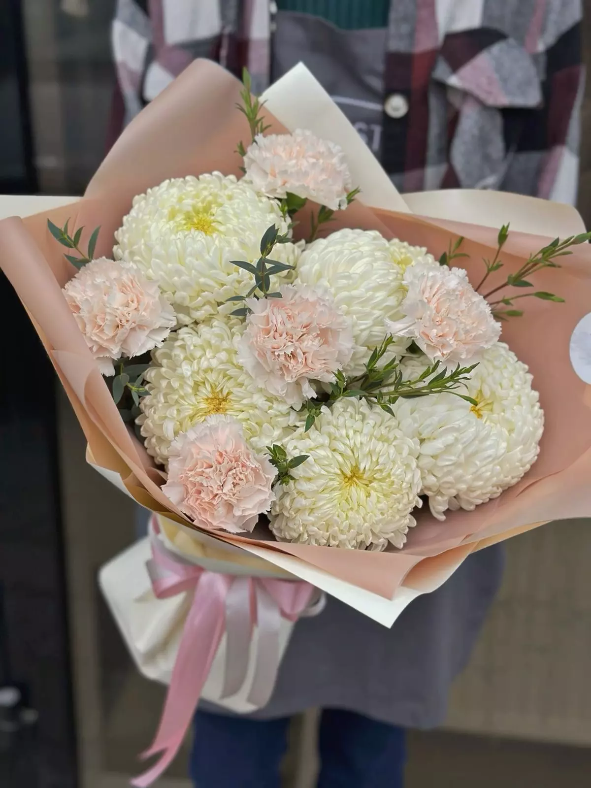 Bouquet Chrysanthemum 5 Dianthus 5 White Ribbon “Silent Glow” Bangkok