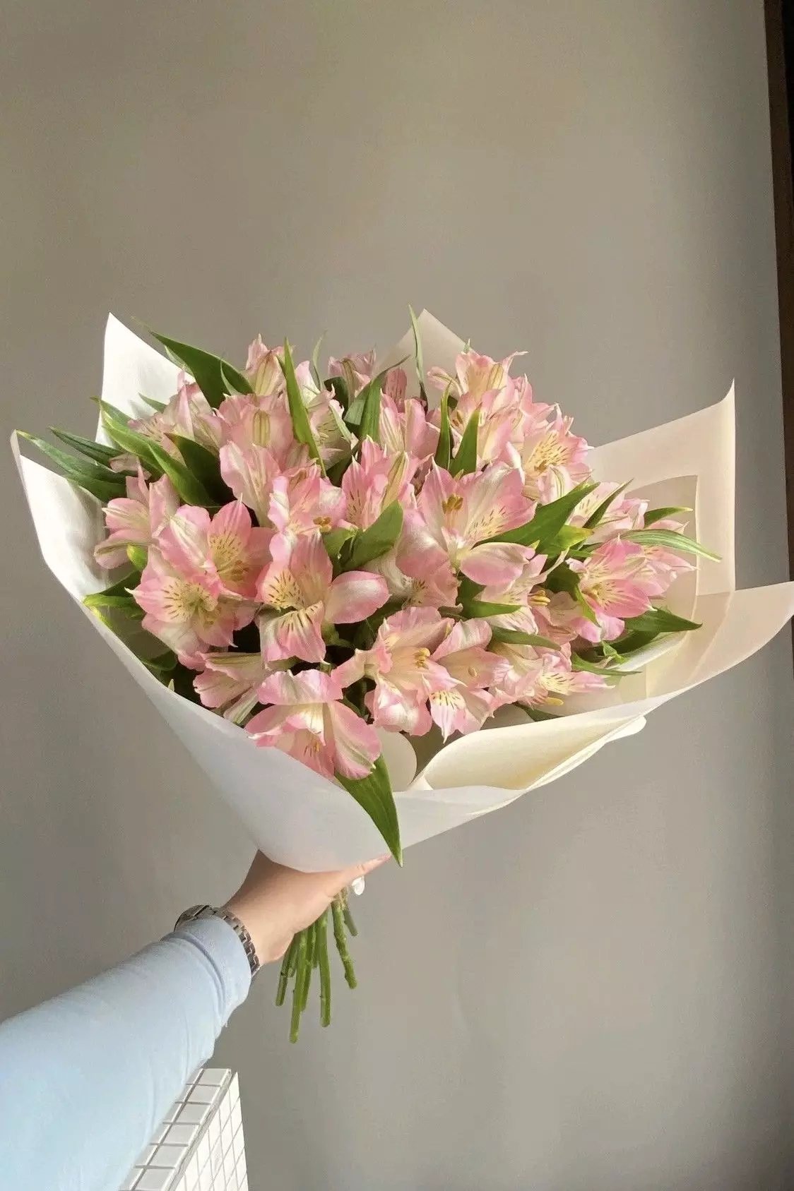 Order bouquet Bouquet 19 Alstroemerias Paper Wrapping “Island Murmurs” Bali with 23 flowers for 70 $, 100 $, 140 $ — photo 1 of 1
