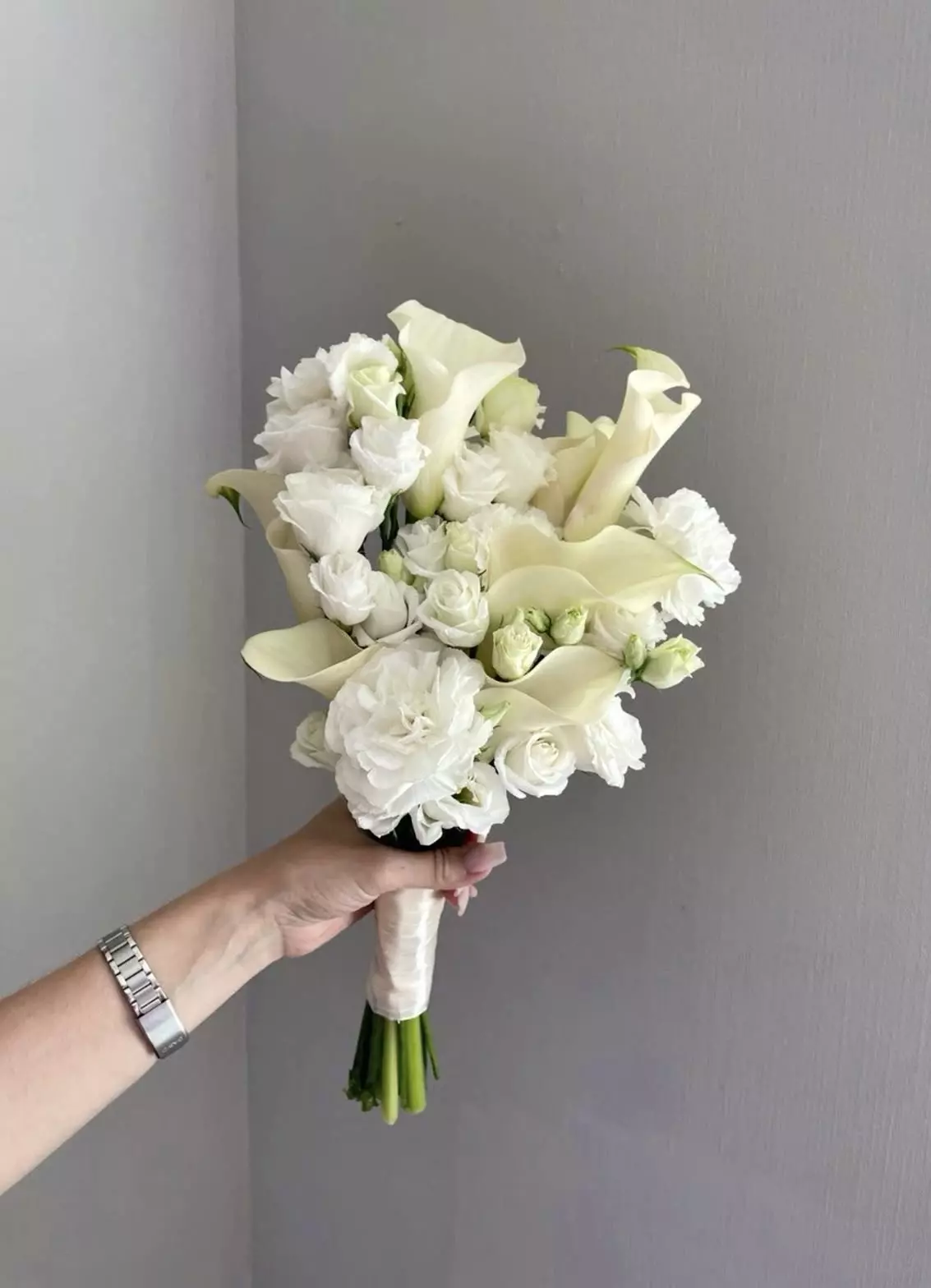 Order bouquet Bouquet Calla 10 Eustoma 9 Dianthus 3 “Whispering Breeze” Bali with 23 flowers for 190 $, 260 $, 370 $ — photo 1 of 1