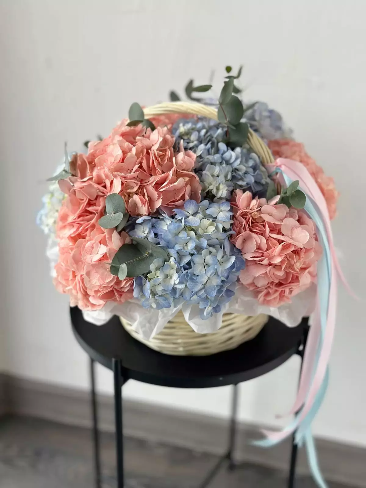 Order bouquet Bouquet Hydrangea 11 Beige White Whispering Isles Bali with 13 flowers for 190 $, 270 $, 370 $ — photo 1 of 1