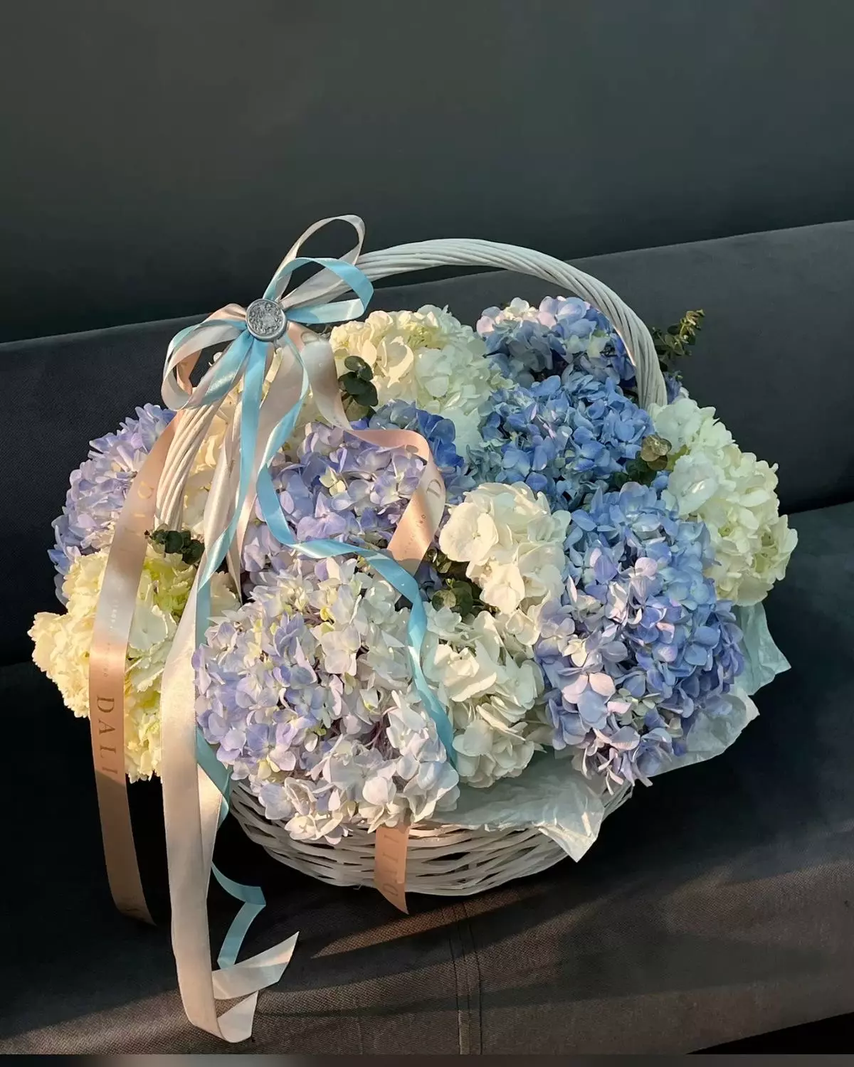 Order bouquet Bouquet Hydrangeas 13 White Blue Whispering Isles Bali with 15 flowers for 260 $, 360 $, 500 $ — photo 1 of 1