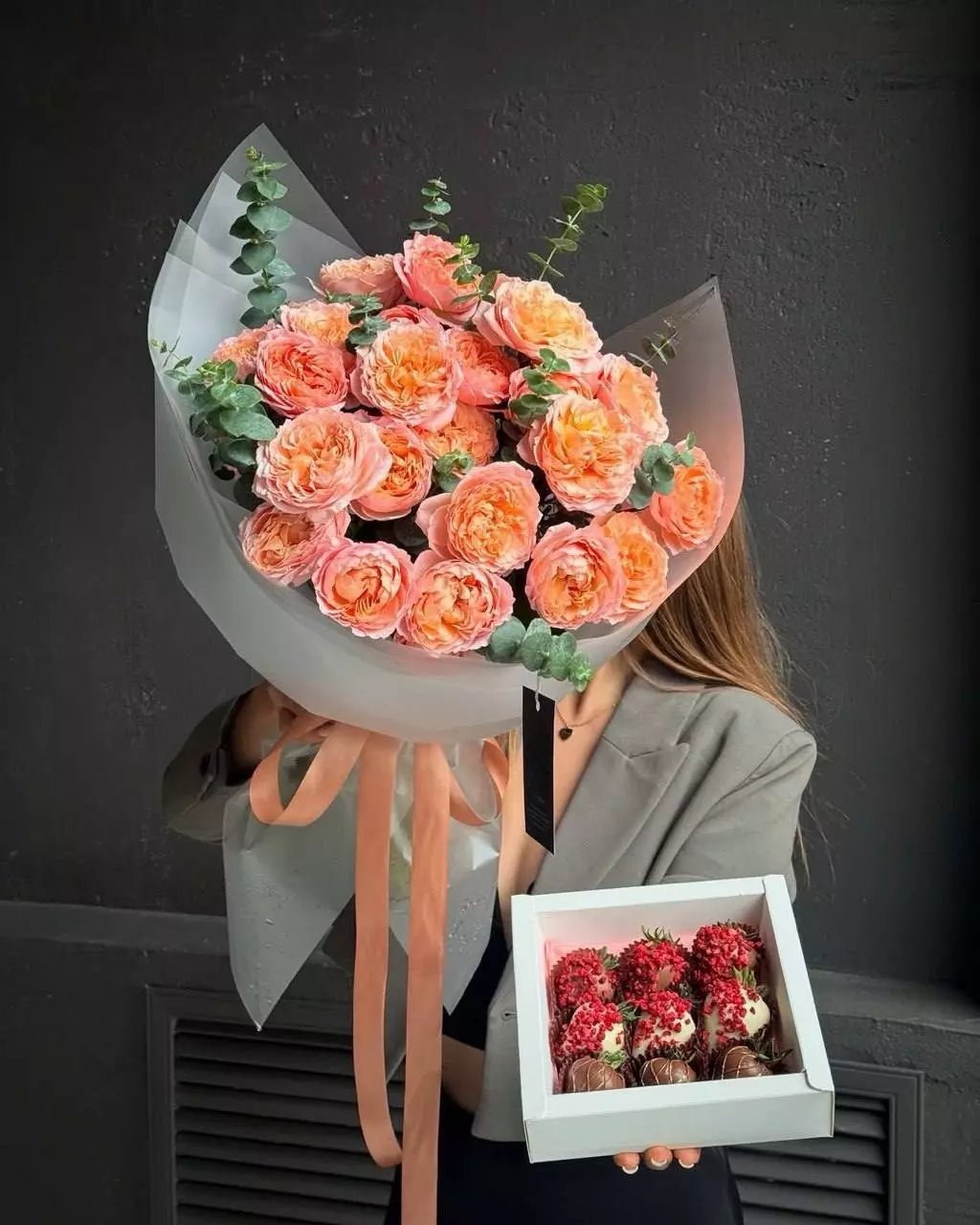 Order bouquet Bouquet 25 Soft Peach Peonies 9 Chocolate Strawberries “Velvet Whisper” Bali with 43 flowers for 140 $, 200 $, 280 $ — photo 1 of 1