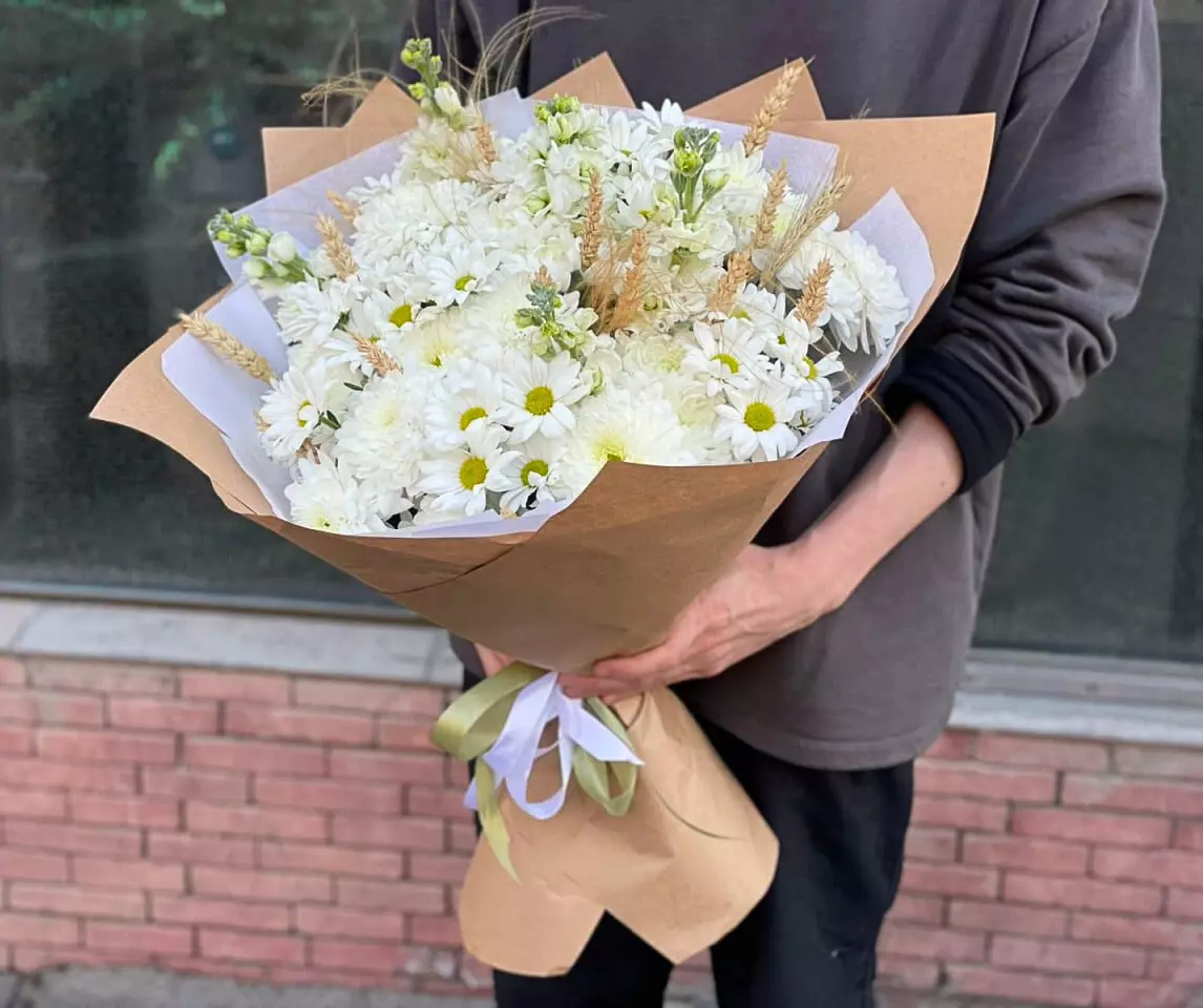 Order bouquet Arrangement Chrysanthemums 26 Matthiola 5 Paper Wrapping “Sunlit Whispers” Bali with 36 flowers for 110 $, 150 $, 210 $ — photo 1 of 2