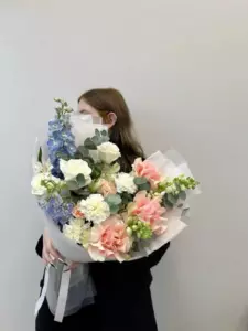 Photo of bouquet "Arrangement 3 White Roses 3 Pink French Roses 3 Dianthus Whispering Veil Bangkok" — Bangkok - Flowers Delivery Flowers Place, photo 1 of 1