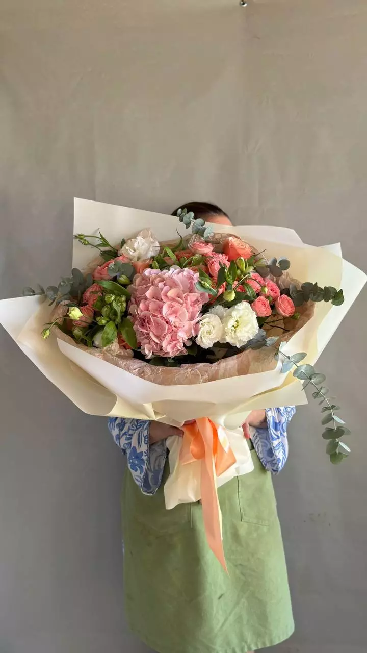 Order bouquet Arrangement 13 Peony Rose Miranda 1 Pink Hydrangea 4 White Eustoma “Blush Reverie” Bali with 23 flowers for 100 $, 130 $, 190 $ — photo 1 of 2