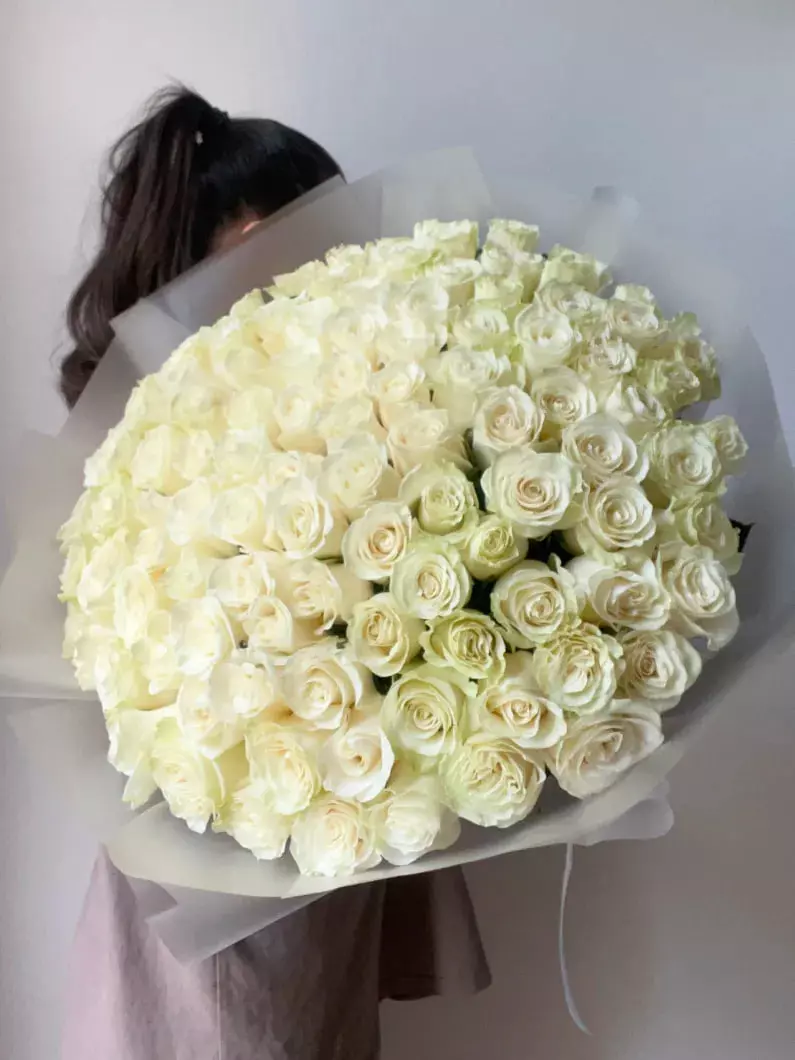 Order bouquet Bouquet 101 White Roses “Silent Reverie” Bali with 106 flowers for 290 $, 410 $, 570 $ — photo 1 of 2
