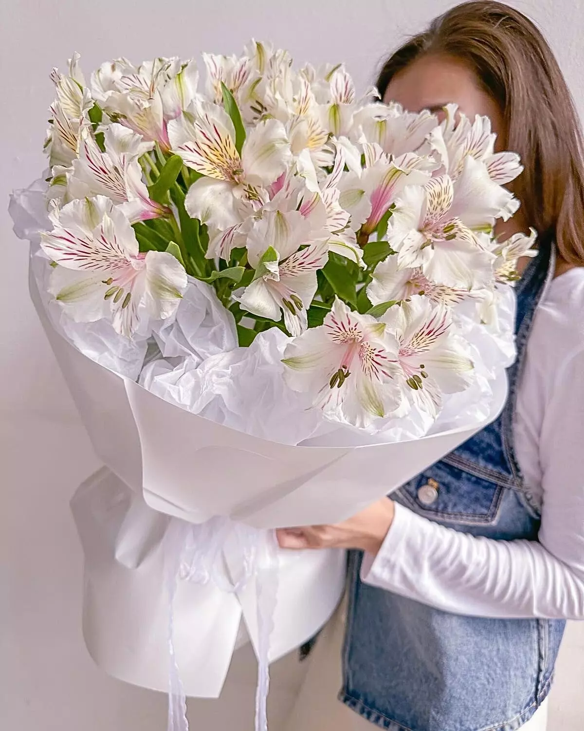 Order bouquet Bouquet 15 Alstroemerias Paper Wrapping “Tropical Whisper” Bali with 20 flowers for 60 $, 80 $, 110 $ — photo 1 of 1
