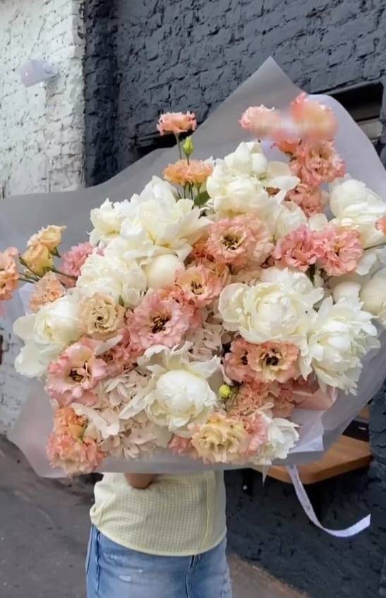 Bouquet 51 White Peony Roses “River Plate Whisper” Buenos Aires