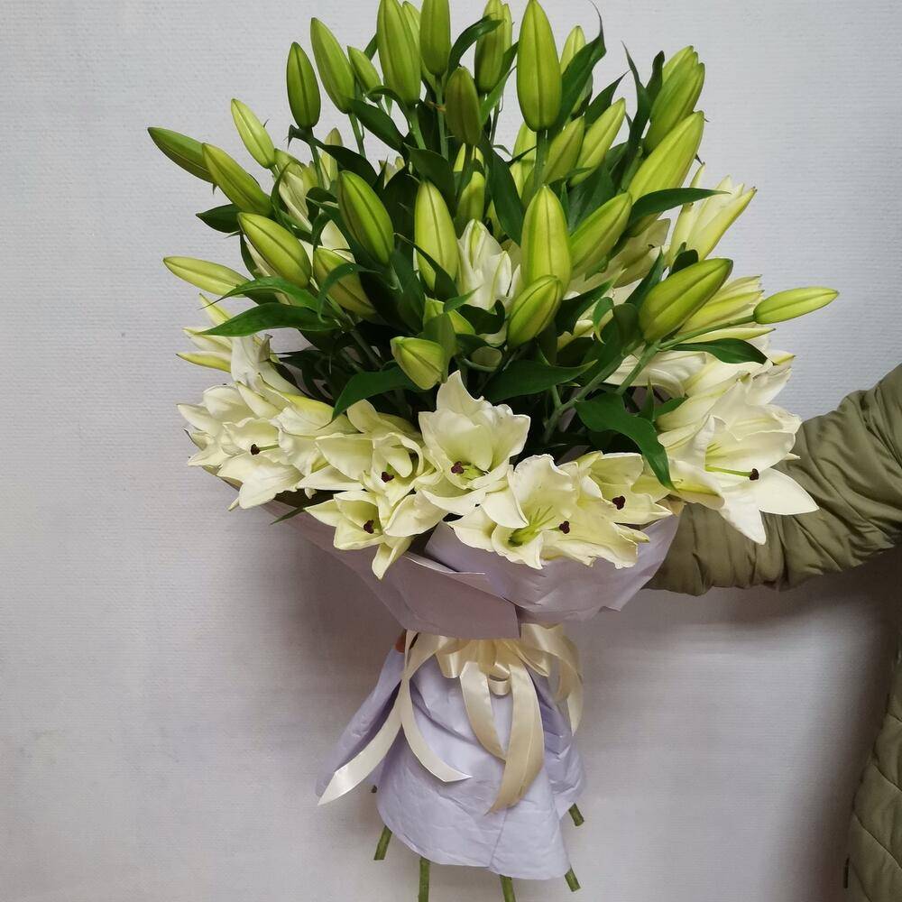 Arrangement 7 White Roses 5 Dianthus 3 Eustoma “Silent Reverie” Da Lat