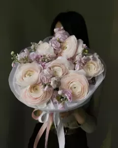 Photo of bouquet "Arrangement 7 White Ranunculus 5 Matthiola Paper Wrapping “Silent Reverie” Da Nang" — Flower Delivery in Da Nang | Flowers Place, photo 1 of 1
