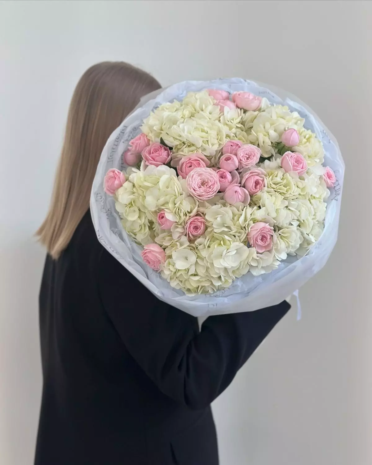 Order bouquet Arrangement Hydrangea 5 Peony Rose 7 Cream Pink “Desert Whisper” Dubai with 16 flowers for 390 AED, 550 AED, 770 AED — photo 1 of 1