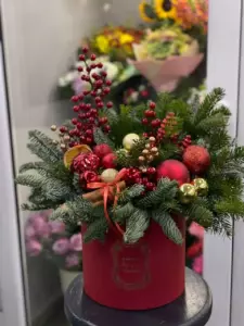 Photo of bouquet "Set Of Fir Branches Rowan And Christmas Tree Toys 10 “Winter Reverie” Dubai" — Dubai - Flowers Delivery Flowers Place, photo 1 of 1