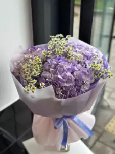 Photo of bouquet "Bouquet Navy Blue Hydrangeas 3 Chamomile 15 “Azure Whisper” Dubai" — Dubai - Flowers Delivery Flowers Place, photo 1 of 1