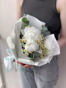 Photo of bouquet "Bouquet Peony 3 Chamomile 15 White “Desert Whisper” Dubai" — Dubai - Flowers Delivery Flowers Place, photo 1 of 1
