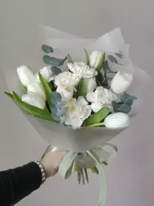 Photo of bouquet "Arrangement 8 Tulips 5 Dianthus Eucalyptus Dubai “Desert Mirage”" — Dubai - Flowers Delivery Flowers Place, photo 1 of 1