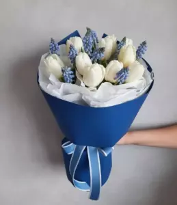 Photo of bouquet "Bouquet 11 Tulips with Hypericum “Desert Whisper” Dubai" — Dubai - Flowers Delivery Flowers Place, photo 1 of 1