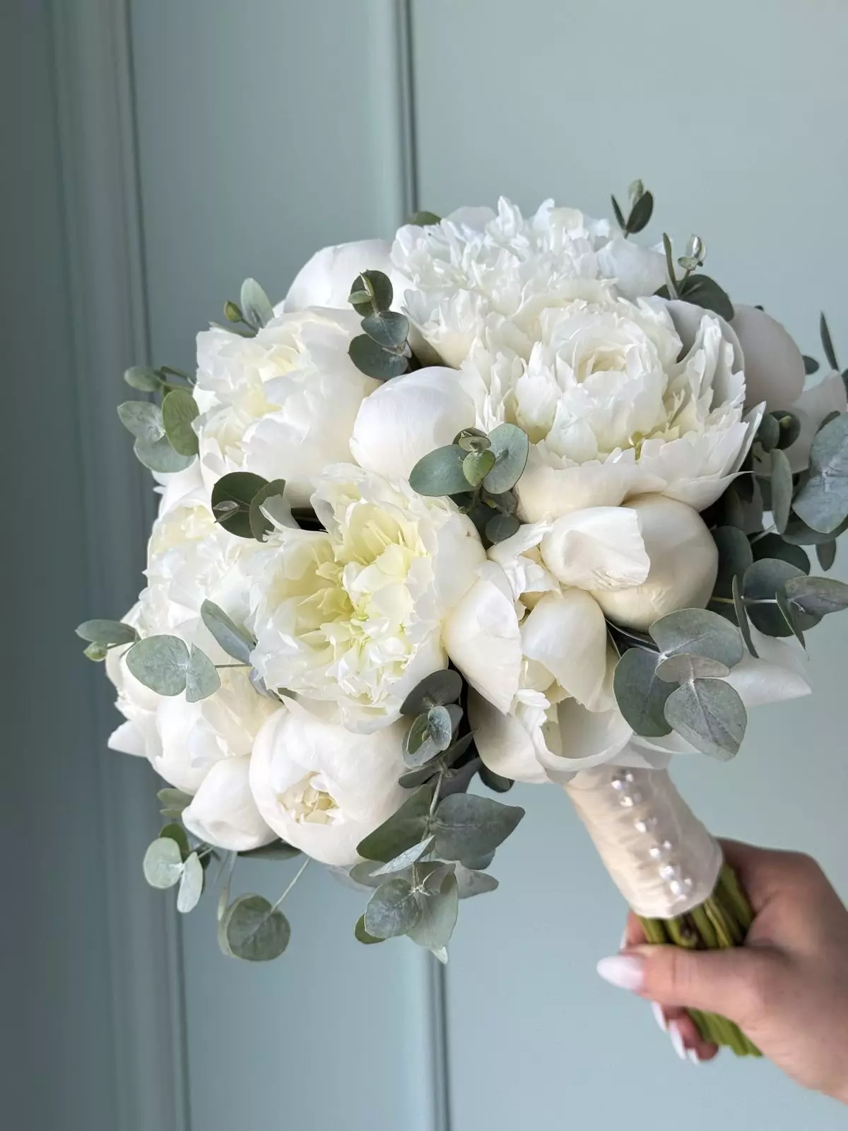 Order bouquet Bouquet 21 White Peonies Exotic Leaves Natural Kraft Paper “Silent Reverie” Dubai with 22 flowers for 960 AED, 1,370 AED, 1,920 AED — photo 1 of 1