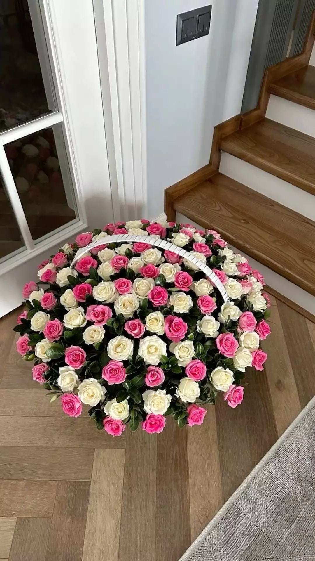 Order bouquet Bouquet Peony Rose 141 Creamy White Pink Basket XXL “Silent Reverie” Dubai with 164 flowers for 3,350 AED, 4,700 AED, 6,510 AED — photo 1 of 1
