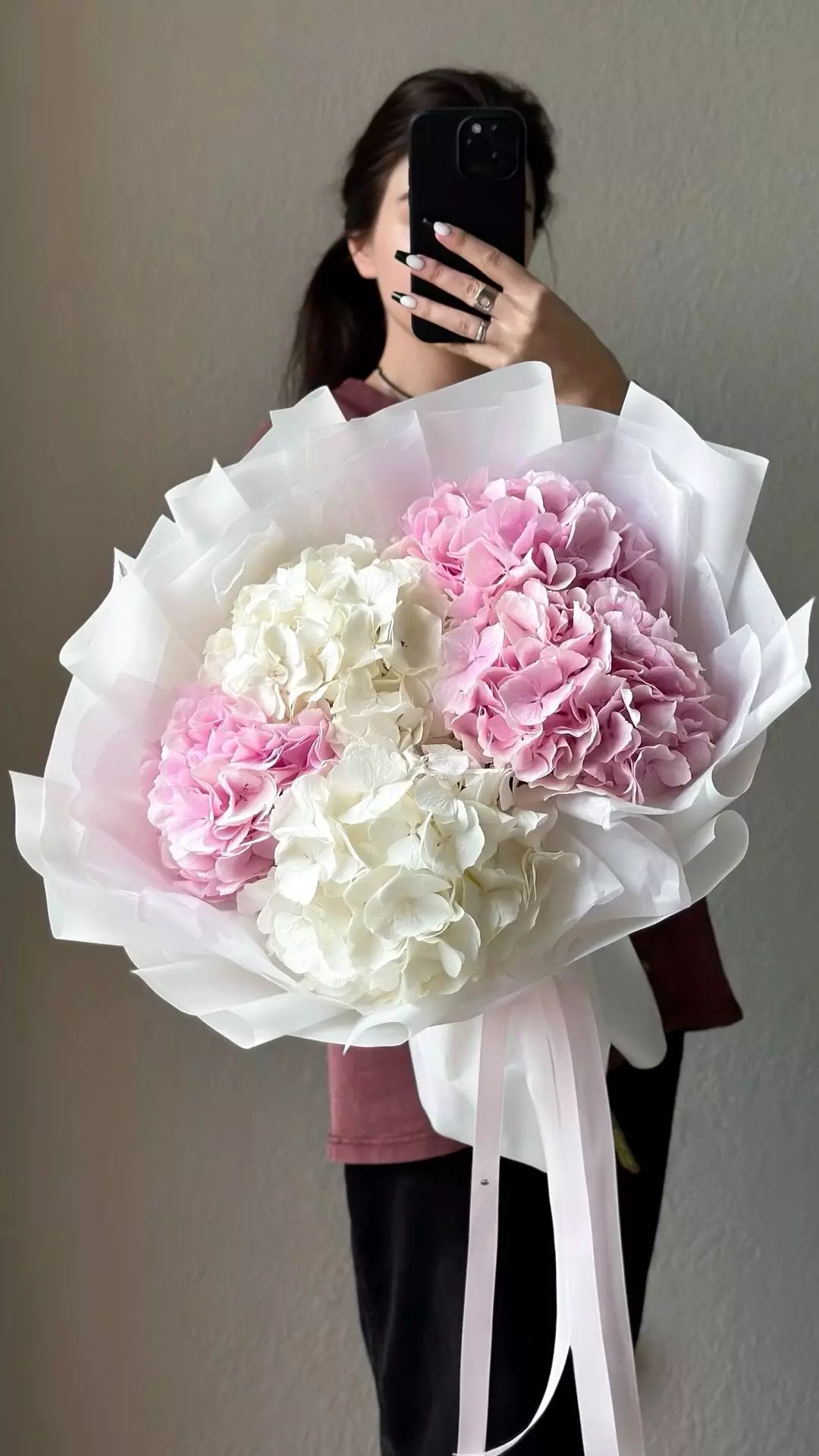 Order bouquet Bouquet Hydrangeas 5 White Pink Paper Basket “Silent Whispers” Dubai with 9 flowers for 220 AED, 310 AED, 430 AED — photo 1 of 1