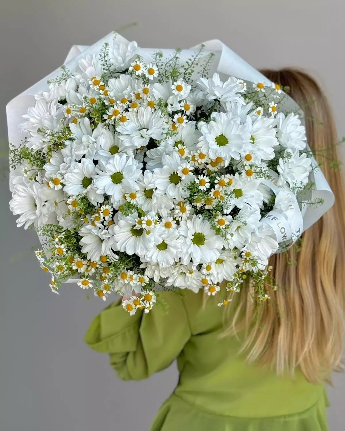 Order bouquet Bouquet Chrysanthemum 15 Chamomile 23 Paper Wrapping “Sunlit Whisper” Bali with 42 flowers for 110 $, 150 $, 210 $ — photo 1 of 1