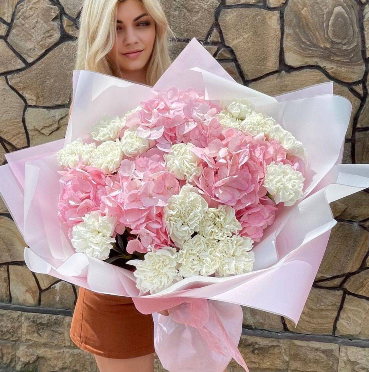 Bouquet 29 Spray Roses Paper Wrap “Desert Whisper” Goa
