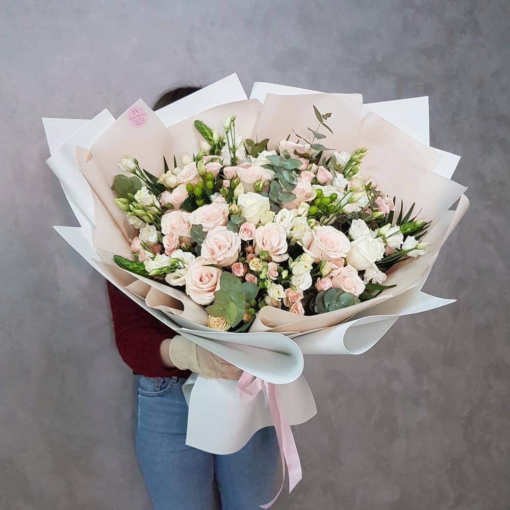 Bouquet 7 Single Roses Greenery Paper Wrapping “Desert Whisper” Goa