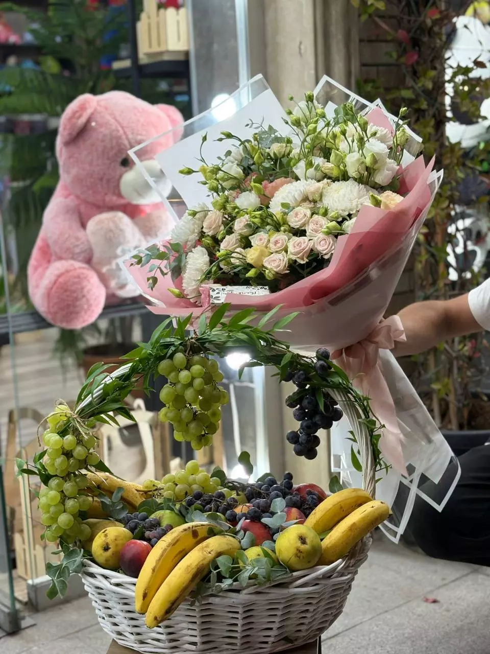 Arrangement 13 Pink Spray Roses 10 Chrysanthemums “Bosphorus Glow” in Istanbul