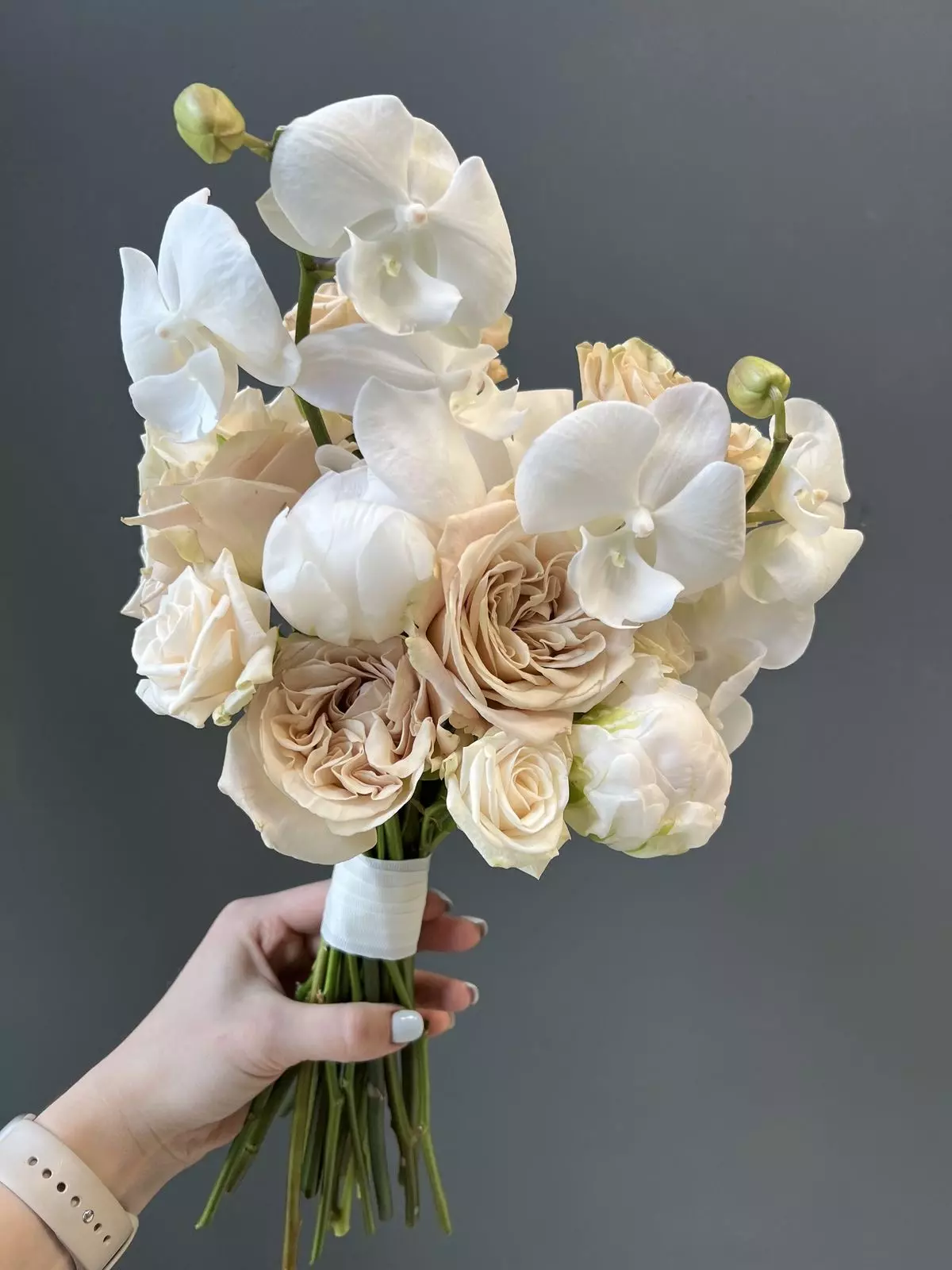 Order bouquet Bouquet 5 Orchids 8 Peonies Cream Roses “Silent Luminescence” Bali with 17 flowers for 150 $, 210 $, 290 $ — photo 1 of 2