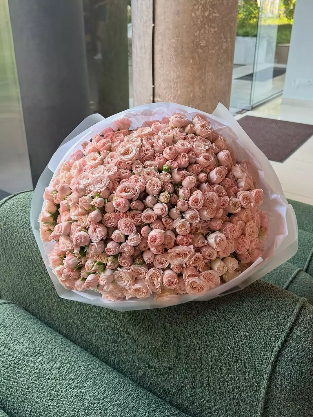 Bouquet photo: Bouquet of 101 roses — Flowers Place Bangkok