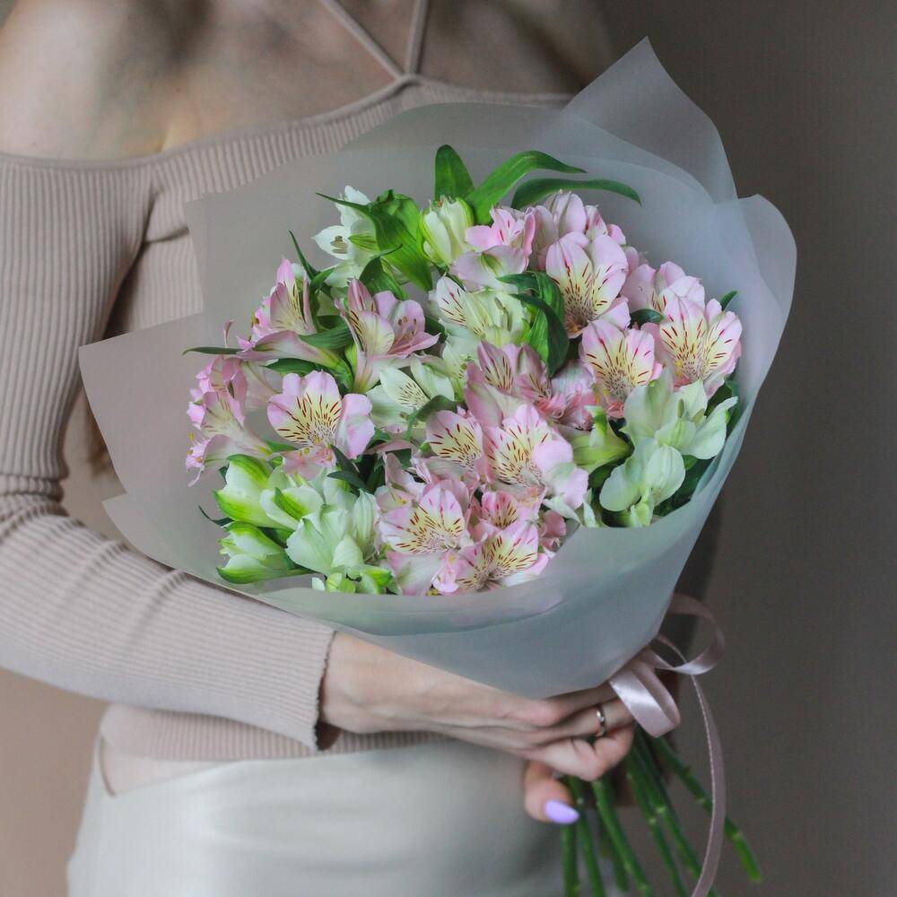 Bouquet 21 Pink Roses Paper Wrap Greenery “Desert Whisper” Larnaca