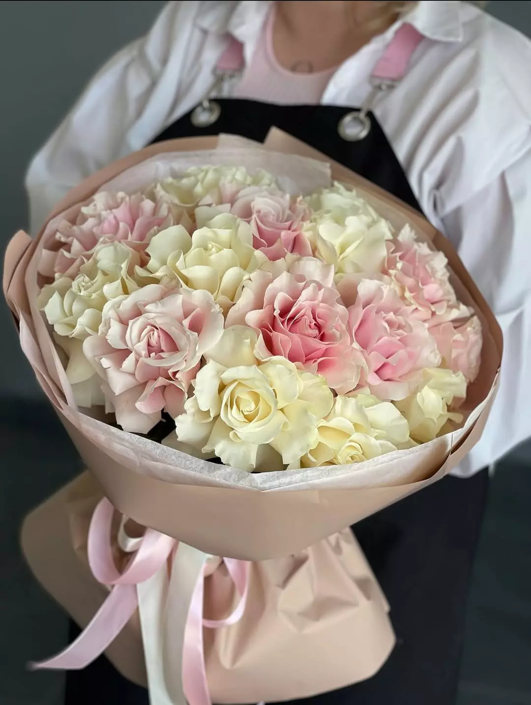 Bouquet photo 2: Bouquet of 15 Roses — Flowers Place Worldwide