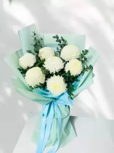 Photo of bouquet "Bouquet 7 White Chrysanthemums in Paper Wrapping “Quiet Radiance” Phuket" — Phuket - Flowers Delivery Flowers Place, photo 1 of 1