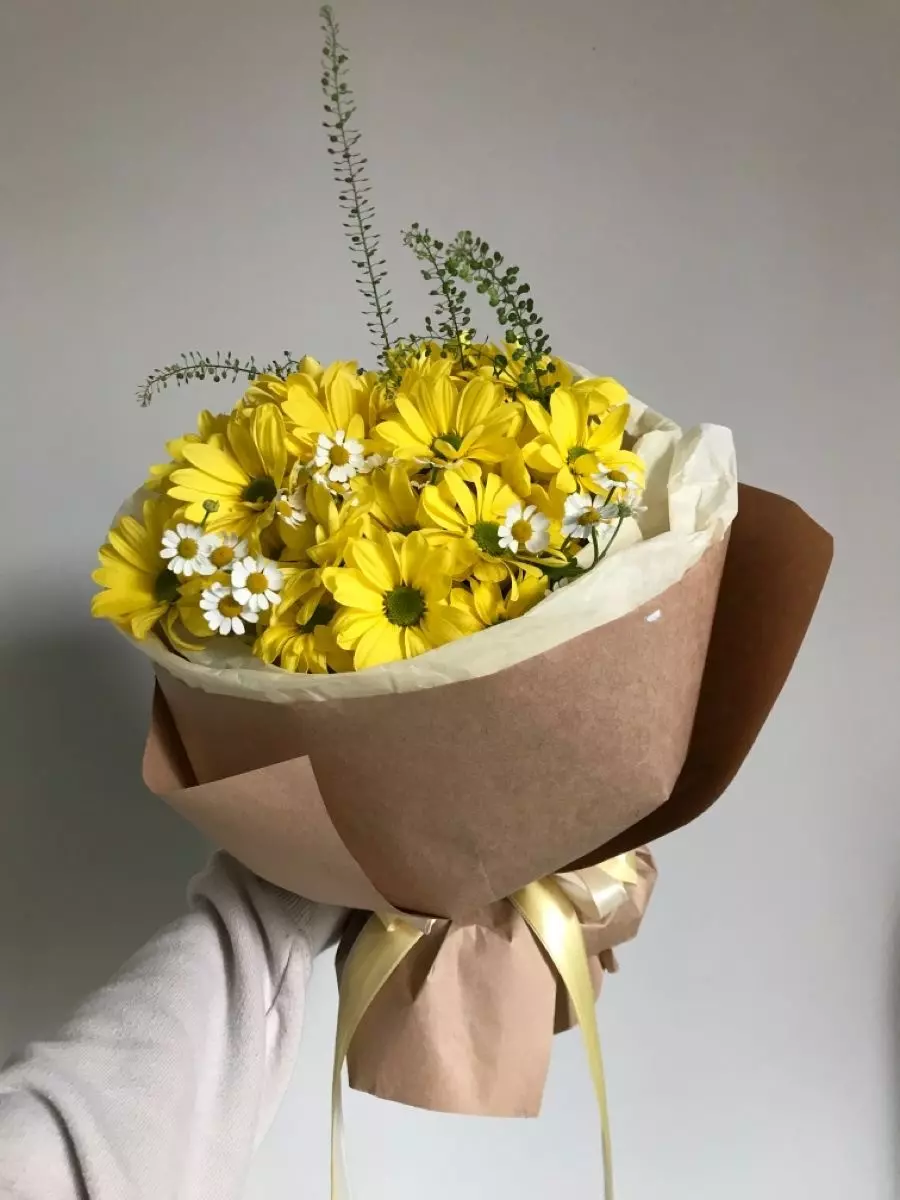 Order bouquet Bouquet Chamomile 15 Chrysanthemum 9 “Sunlit Whispers” Bali with 28 flowers for 70 $, 90 $, 130 $ — photo 1 of 1