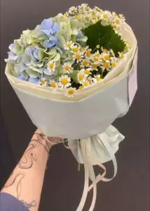 Photo of bouquet "Bouquet Hydrangea 2 Chamomile 17 Paper Wrapping “Azure Whisper” Phuket" — Phuket - Flowers Delivery Flowers Place, photo 1 of 1