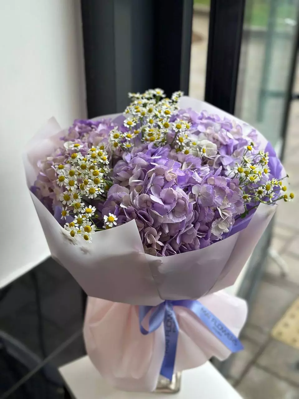 Order bouquet Bouquet Hydrangea 3 Chamomile 15 Navy Blue “Azure Whisper” Bali with 22 flowers for 80 $, 120 $, 160 $ — photo 1 of 1
