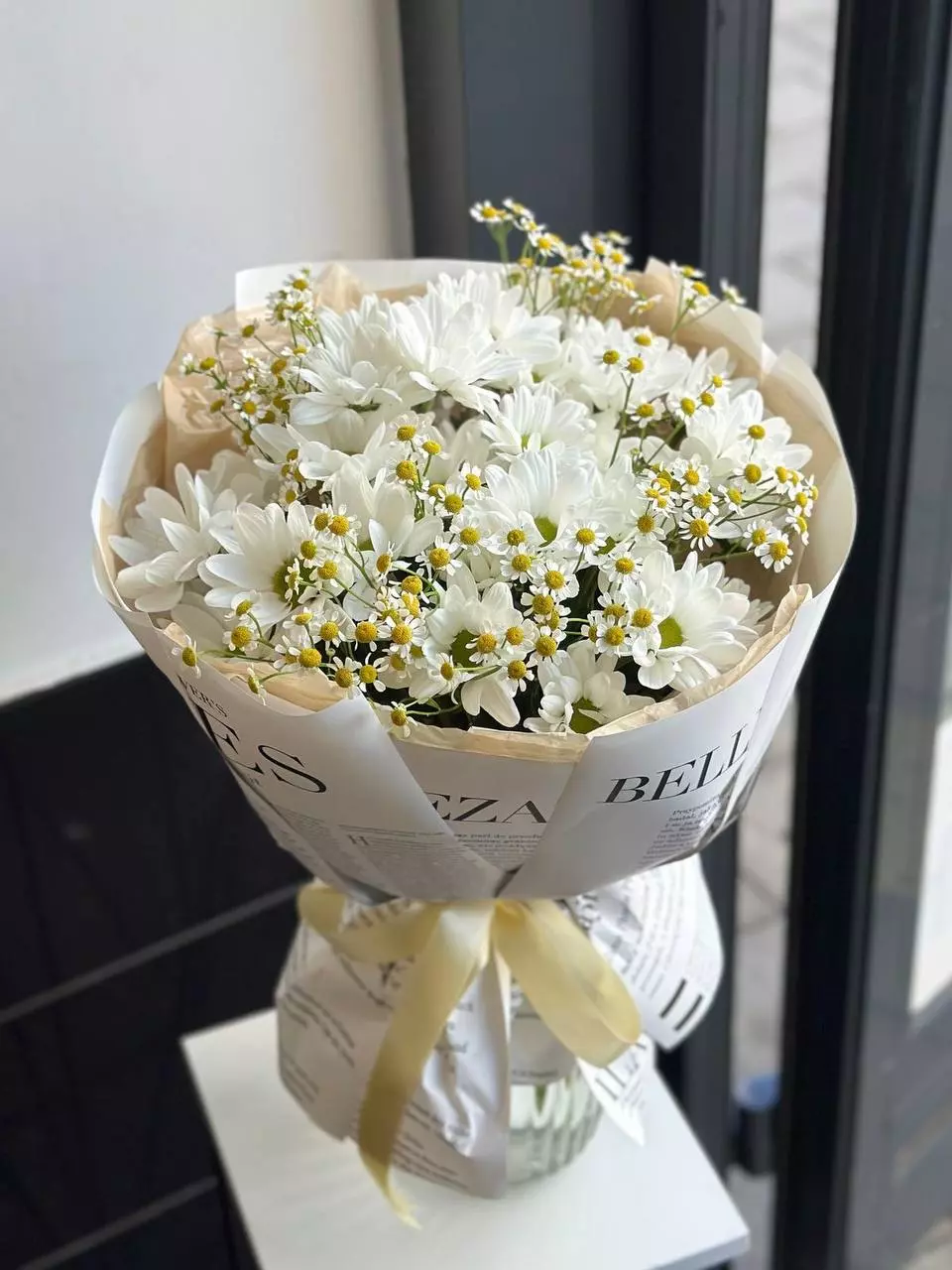 Order bouquet Bouquet Daisies 15 Chamomile 19 Paper Wrapping “Sunlit Whispers” Bali with 38 flowers for 90 $, 120 $, 170 $ — photo 1 of 1