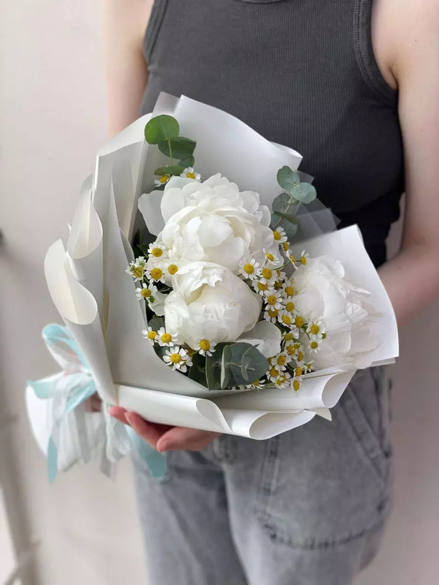 Order bouquet Arrangement Peony 3 Chamomile 15 White “Whispering Bloom” Bali with 26 flowers for 90 $, 120 $, 170 $ — photo 1 of 1