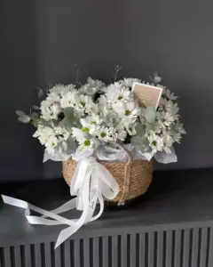 Photo of bouquet "Bouquet 65 Chamomile Chrysanthemums in Basket “Sunlit Whisper” Phuket" — Phuket - Flowers Delivery Flowers Place, photo 1 of 1