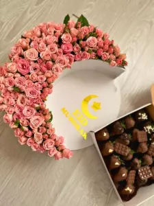 Photo of bouquet "Bouquet Pink Spray Roses 29 Branches Chocolate Strawberries Basket “Silent Reverie” Phuket" — Phuket - Flowers Delivery Flowers Place, photo 1 of 1